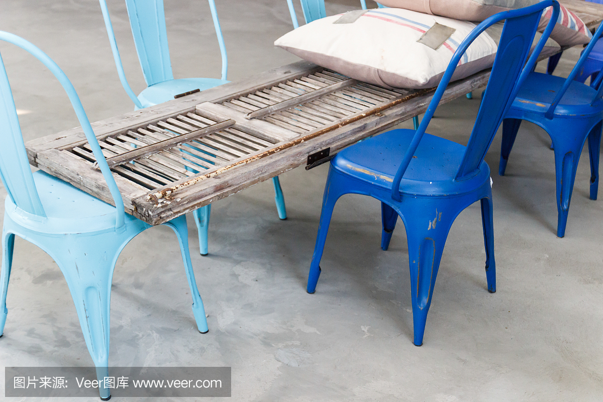 蓝色金属椅子和旧的木制门板